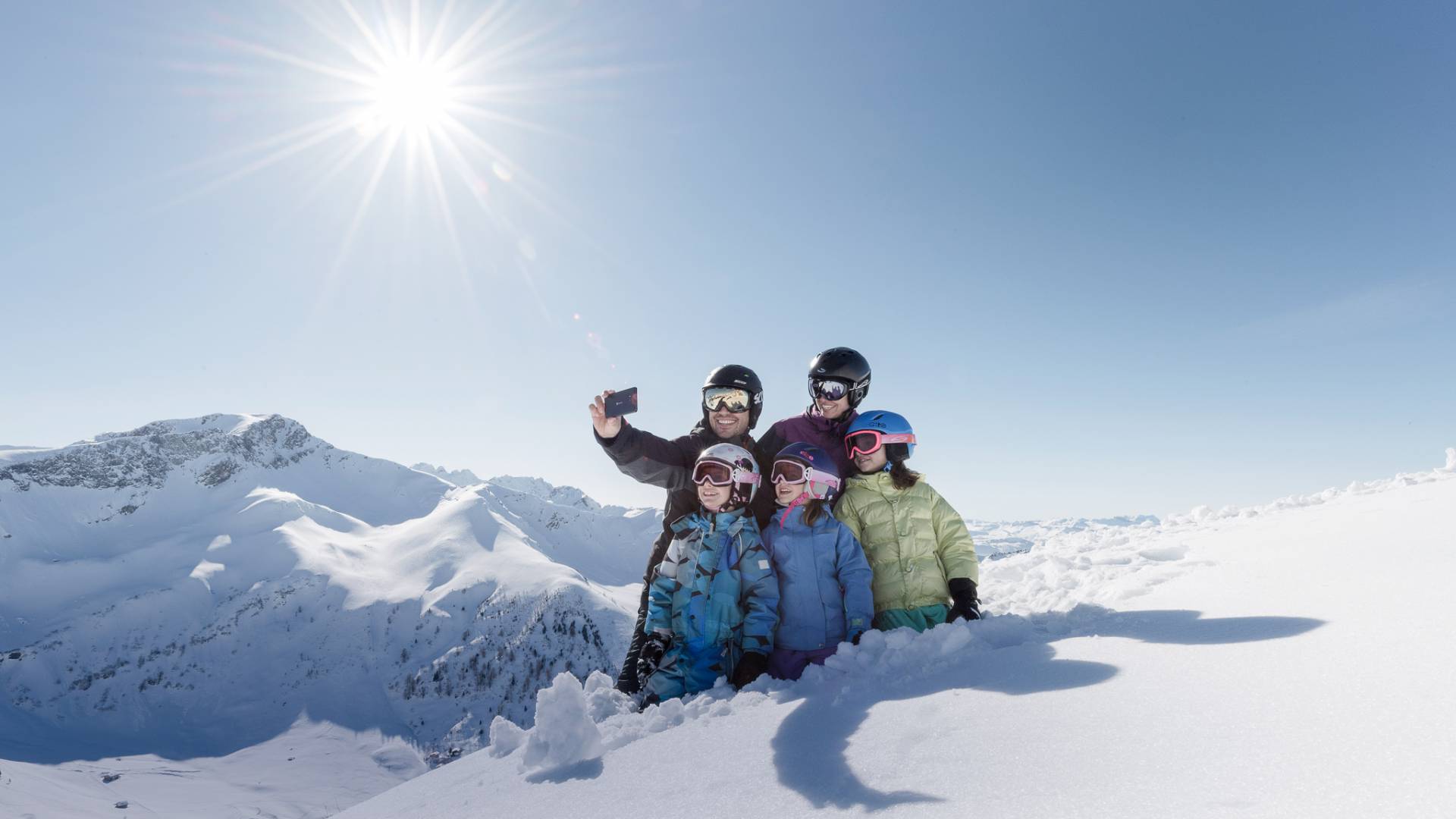 Familienfoto im Schnee Liechtenstein Winterurlaub