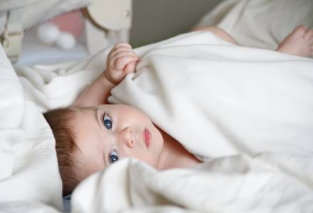 In weiße Decken gewickeltes Baby