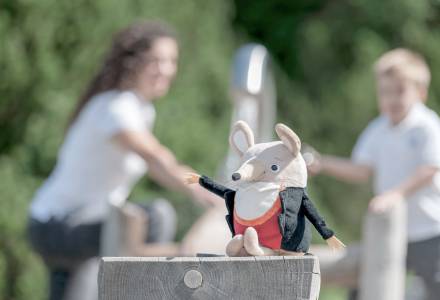Herr Gorfion auf einem Spielplatz in Malbun