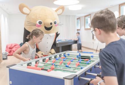 Kinder und Herr Gorfion am Kickertisch im Familienhotel Gorfion Liechtenstein