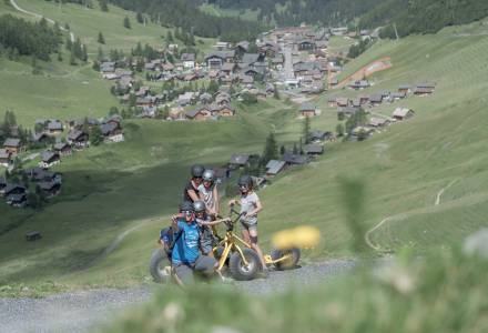 Familie mit Monsterrollern und Ausblick auf Malbun