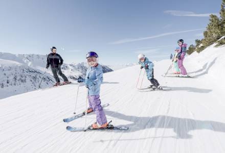 Familie beim Skifahren in Liechtenstein