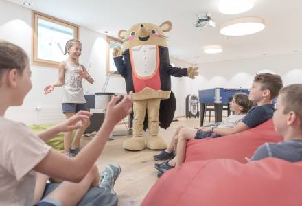 Kinder tanzen zum Gorfion Song