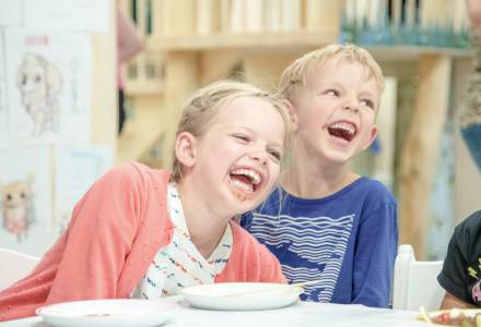 Lachende Kinder bei der Kinderbetreuung im Familienhotel Gorfion Liechtenstein