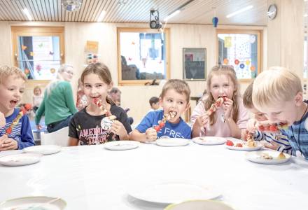 Gemeinsames Essen während Kinderbetreuung im Familienhotel Gorfion Liechtenstein