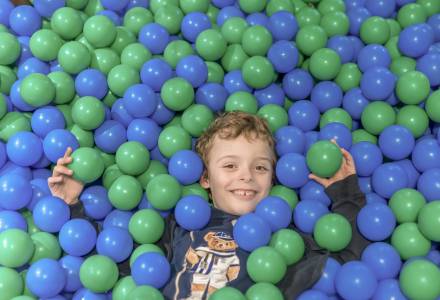 Junge im Bällebad Softplayanlage Familienhotel Gorfion