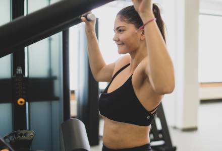 KraftĂĽbungen im Fitnessraum des Familienhotel Gorfion Liechtenstein