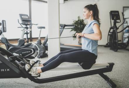 Sportlerin im Fitnessraum des Familienhotel Gorfion Liechtenstein