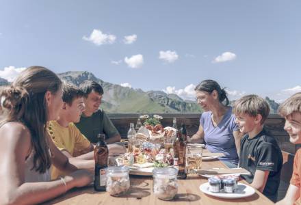 Familie beim Brunch im Bergrestaurant in Liechtenstein