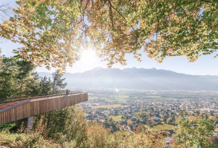Aussichtspunkt mit Blick auf Vaduz im Herbst