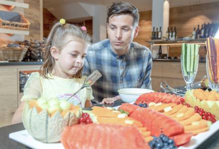 Vater und Tochter am Obstbuffet im Familienhotel Gorfion in Liechtenstein