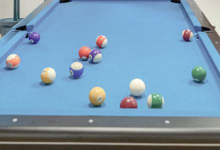 Billardkugeln auf blau bezogenem Billardtisch