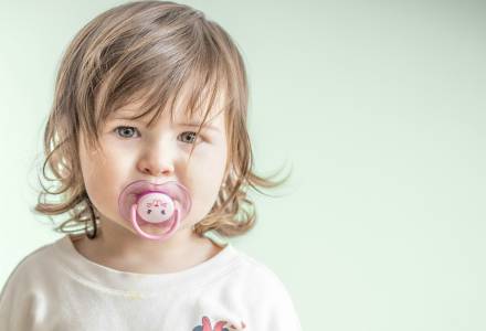 Kleinkind mit rosa Schnuller