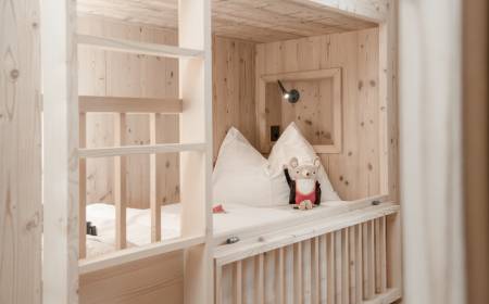 Stockbett mit Kuscheltier Herr Gorfion