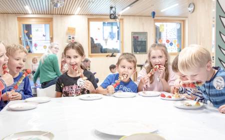 Gemeinsames Essen während Kinderbetreuung im Familienhotel Gorfion Liechtenstein