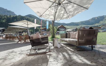 Möblierte Terrasse mit Blick auf die Alpen im Sommer