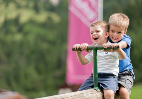 Lachende Kinder auf einer Wippe