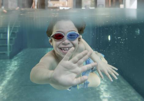 Junge im Hallenbad Hotel Gorfion