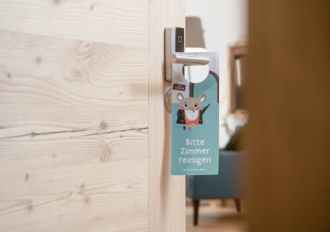 Türanhänger "Bitte Zimmer reinigen" im Familienhotel Gorfion in Liechtenstein