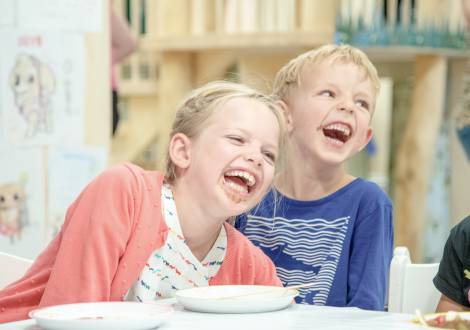 Lachende Kinder bei der Kinderbetreuung im Familienhotel Gorfion Liechtenstein