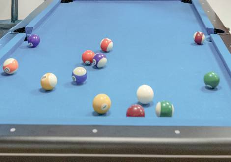 Billardkugeln auf blau bezogenem Billardtisch