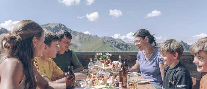 Familie beim Brunch im Bergrestaurant in Liechtenstein