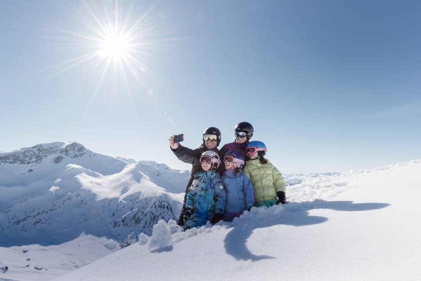 Familienfoto im Schnee Liechtenstein Winterurlaub