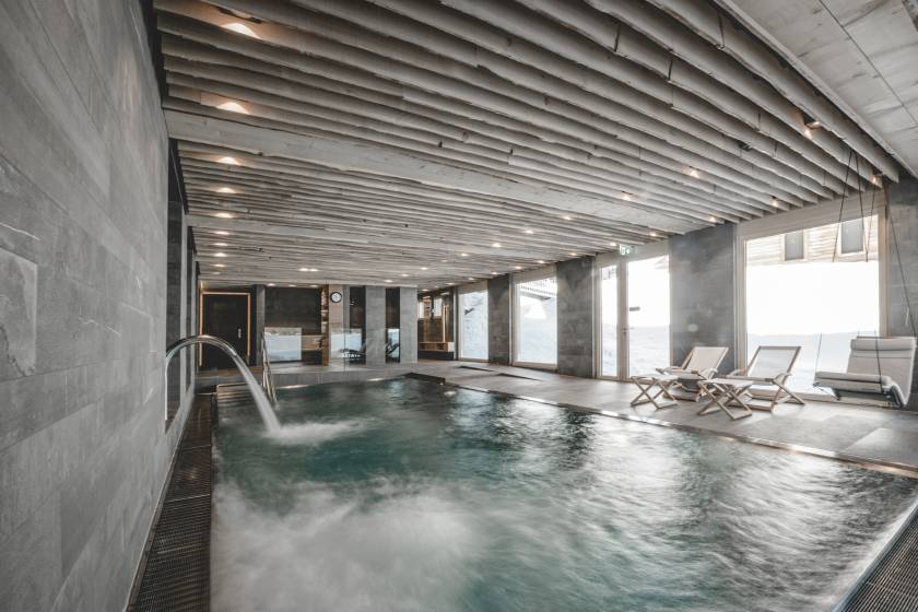 Pool und Wellnessbereich im Familienhotel Gorfion