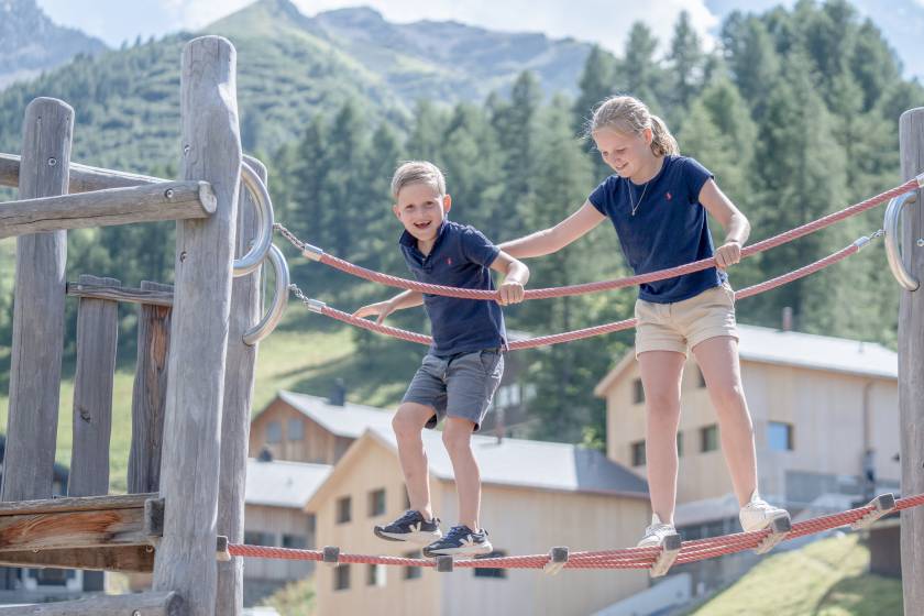 Kinder auf dem Spielplatz des Familienhotel Gorfion Liechtenstein