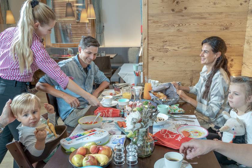 Familie beim Frühstück im Restaurant des Familienhotel Gorfion Liechtenstein